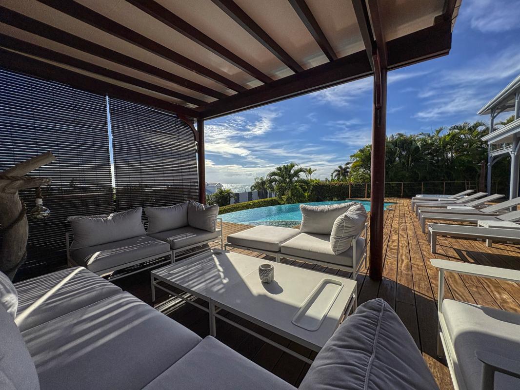41.Location villa piscine Sainte Anne Guadeloupe_Terrasse Piscine Mer